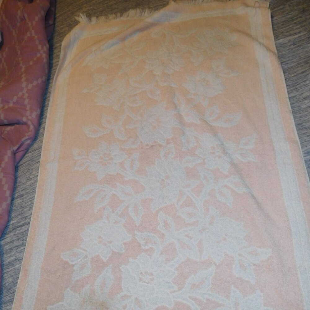 VINTAGE FIELDCREST ORANGE WHITE SCROLL SCULPTED BATH TOWEL USA MADE MCM
